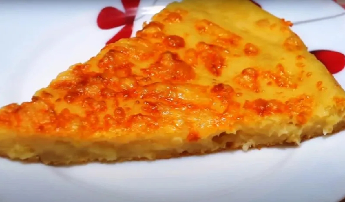 Картофельно-сырный пирог из простейших продуктов: экономное и сытное блюдо для всей семьи